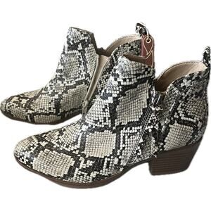 Mia Snake Skin heeled booties zip up size 6 NWT
